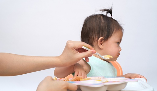 Bé mọc răng không chịu ăn phải làm sao?
