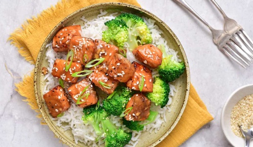 Cá hồi nướng đẫm sốt xì dầu tỏi cho bữa tối nhanh gọn