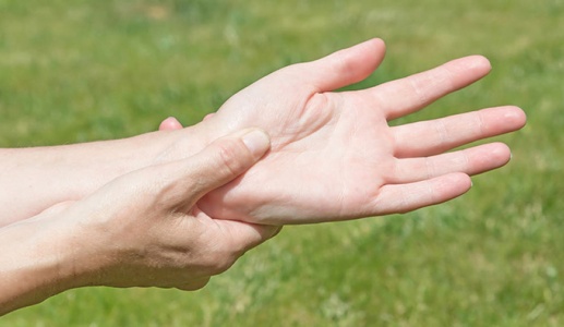 Tiếp xúc với thuốc trừ sâu có phải là nguyên nhân gây run tay chân?