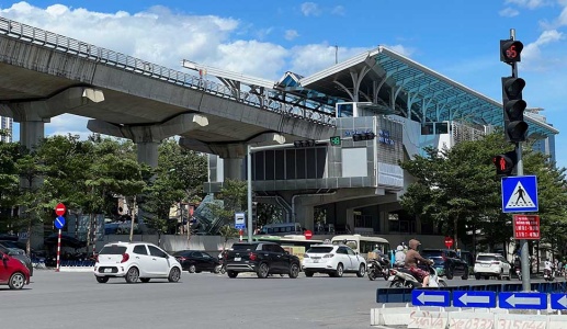 Nắng nóng bao trùm khắp Bắc Bộ và Trung Bộ