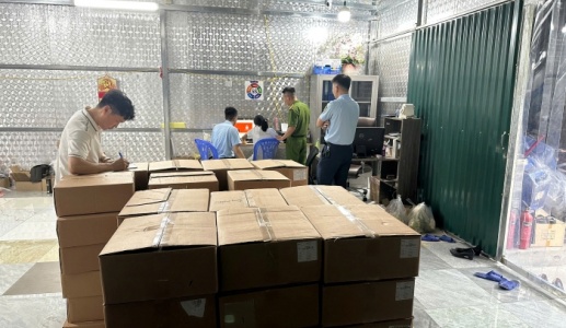 Hà Nội: Phát hiện hơn 5.000 lọ mỹ phẩm trôi nổi gắn mác “hàng Hàn Quốc”