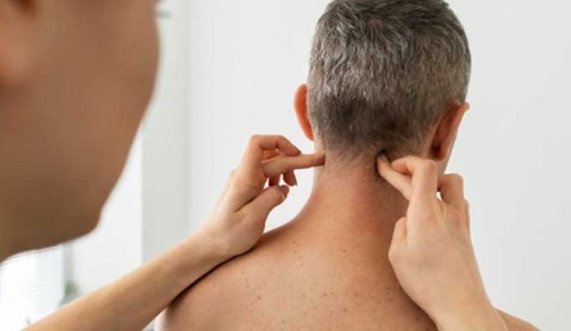 Bấm huyệt có tốt cho người thoái hóa đốt sống cổ? 