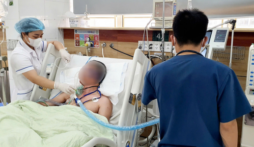 Hà Nội: Một người đàn ông hôn mê do súc miệng bằng cồn y tế giả