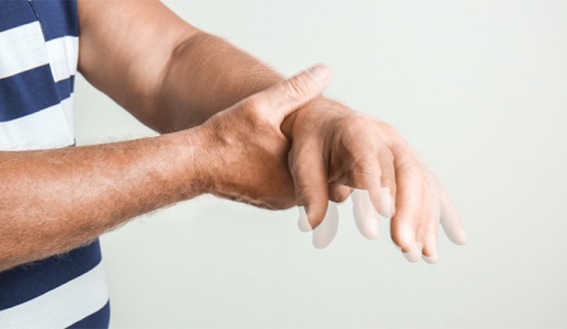 Người bệnh Parkinson tay run mạnh, chân yếu: Tăng liều thuốc có đỡ không?