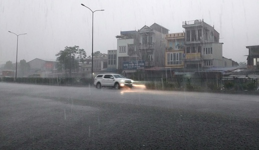 Nhiều nơi ở Bắc Bộ còn mưa to, cảnh báo sạt lở và ngập úng