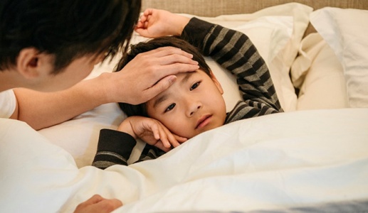 Trẻ mất ngủ vì bệnh tay chân miệng: Phải làm sao?