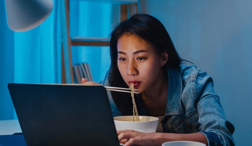 2 thói quen gây hại cho tim mạch nhiều người hay làm trước giờ ngủ