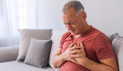 Uống đầy đủ thuốc huyết áp vẫn đau ngực, mệt có phải do tim yếu?