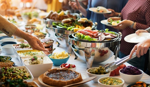3 nguy cơ về an toàn thực phẩm tiềm ẩn trong bữa ăn buffet