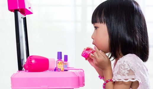 Hệ lụy khi cho trẻ tiếp xúc với mỹ phẩm sớm