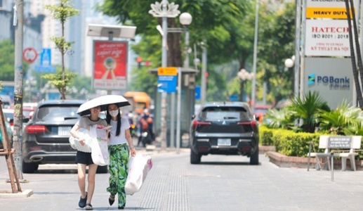 Bắc Bộ nắng nóng 'đổ lửa', Nam Bộ mưa rào