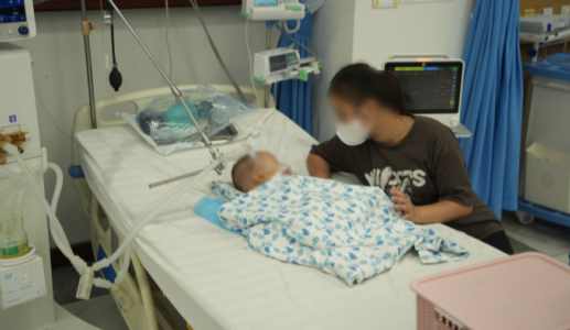Bé trai 15 tháng tuổi suy hô hấp nặng vì uống nhầm tinh dầu đuổi muỗi