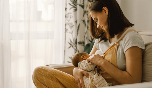 Nuôi con bằng sữa mẹ hoàn toàn có lợi gì cho mẹ và bé?