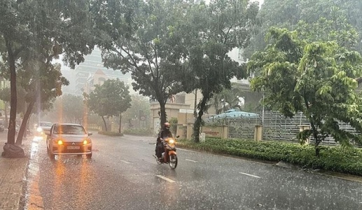 Đất liền nhiều nơi mưa dông, vịnh Bắc Bộ đón áp thấp nhiệt đới    