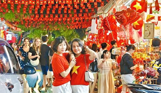 Phố Hàng Mã rộn ràng đón 'Tết Độc Lập'!