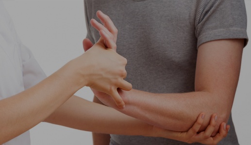 Người trẻ tuổi bị rung giật bắp tay và toàn thân có sao không?