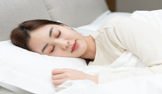 Ngủ nằm nghiêng có khiến gương mặt bị lệch?