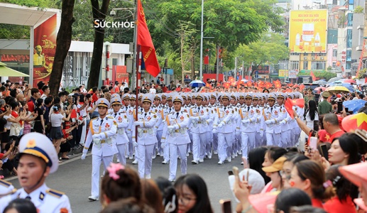 Quốc khánh 2/9: Ấn tượng hình ảnh đội quân 'đi giữa vòng tay nhân dân'