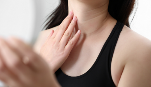 Cách khắc phục nếp nhăn ở cổ do thói quen dùng điện thoại
