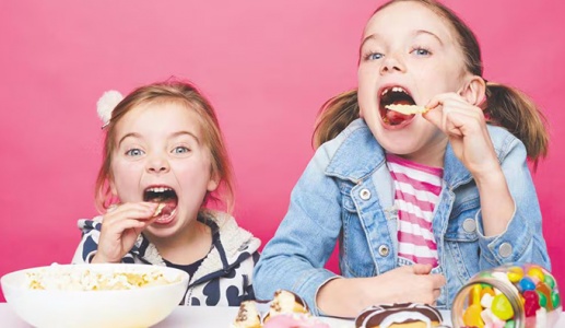 Làm gì khi trẻ nghiện đồ ăn vặt không lành mạnh?
