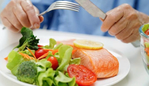 Ăn uống khoa học giúp người cao tuổi kiểm soát mỡ máu