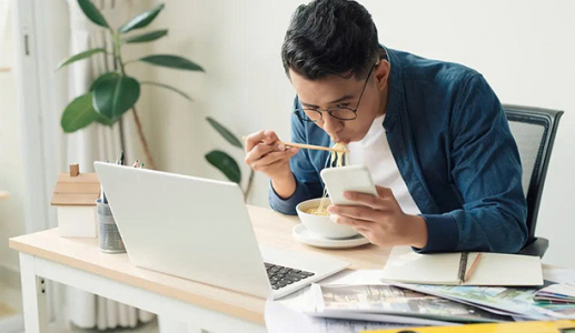 Vừa ăn vừa làm: Thói quen dễ thấy, tác hại khó lường