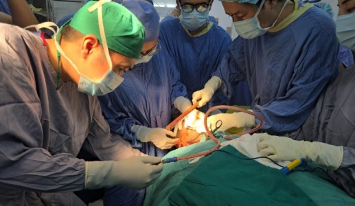 Phẫu thuật xuyên đêm cứu sống nam sinh bị thanh sắt đâm xuyên mặt