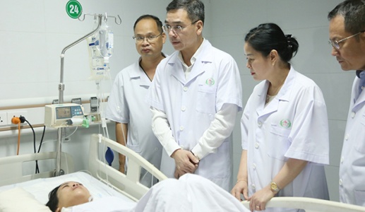 Tặng bằng khen cho 4 điều dưỡng xả thân cứu người ở Bệnh viện Sản Nhi Nghệ An
