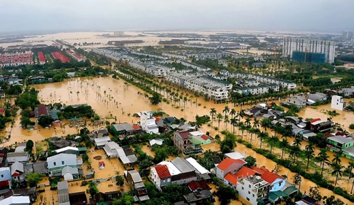 Trung Bộ tiếp diễn mưa lớn, nhiều nơi chìm trong biển nước