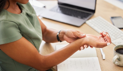 Bị run và đau nhức tay khi viết phải làm thế nào?