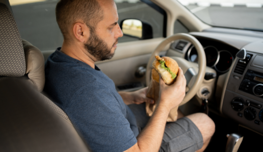 Lái xe sau khi vừa ăn no có thể nguy hiểm hơn bạn nghĩ