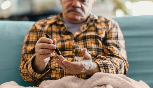 Mắc đái tháo đường, bị tê cứng tay về đêm có khỏi được không?