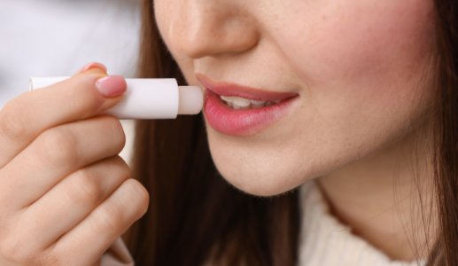 Nguy cơ tiềm ẩn khi dùng chung son dưỡng