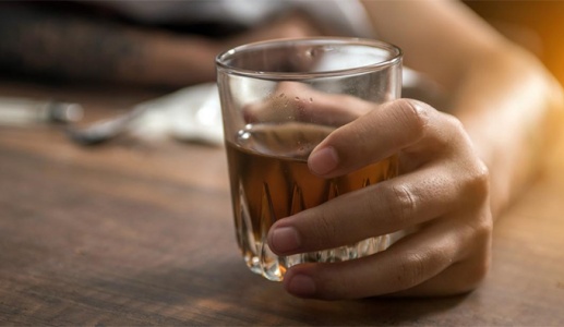 Vì sao run tay giảm khi uống một chút rượu?