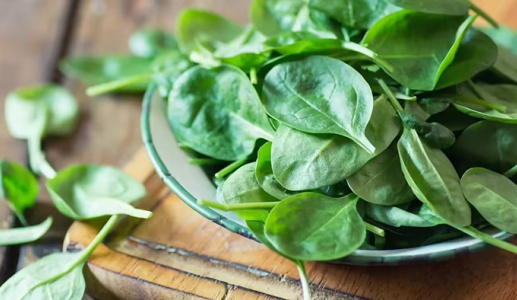 Rau chân vịt giàu sắt nhưng không dễ hấp thụ, nên chế biến ra sao? 