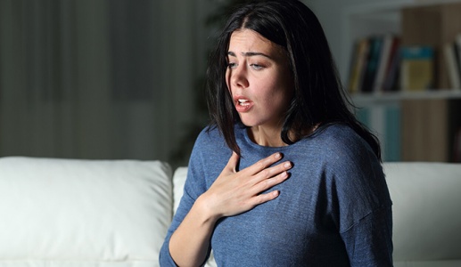 Hít thở sâu thấy tức ngực có phải dấu hiệu thiếu máu cơ tim?