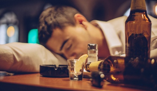 Chuyên gia tiết lộ lượng rượu tăng nguy cơ đột quỵ ở tuổi 60