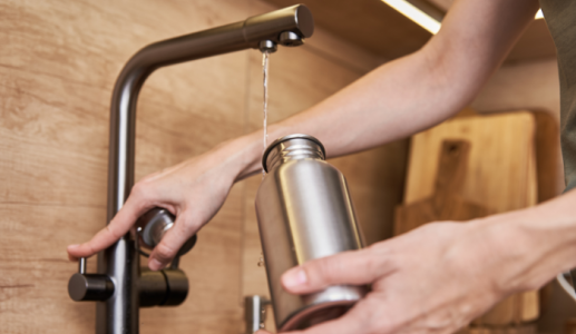 Duy trì thói quen vệ sinh bình nước cá nhân để tránh vi khuẩn