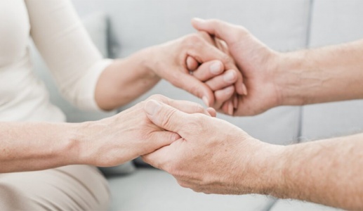 Một vài lời khuyên giúp chăm sóc người bị run chân tay tại nhà hiệu quả