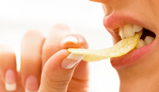 Tại sao nhiều người khó chịu khi nghe thấy tiếng nhai thức ăn?