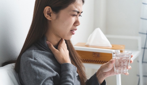 Phân biệt triệu chứng viêm họng do virus và vi khuẩn