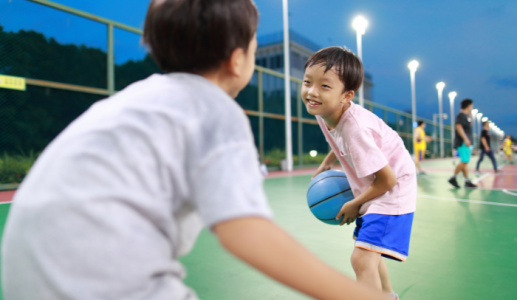 Trẻ em có nên chơi thể thao muộn vào buổi tối?