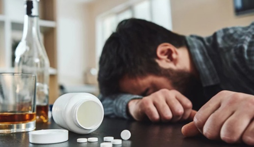 Đang uống thuốc chống trầm cảm, không nên động tới rượu