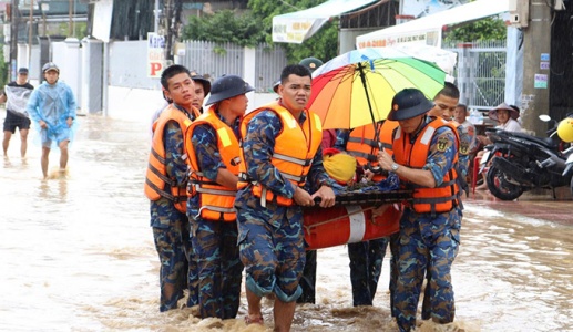 Trung Bộ mưa kéo dài đến 24/11, Bắc Bộ ngày nắng - đêm rét