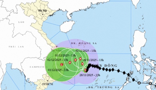 Áp thấp nhiệt đới 'bám đuôi' bão số 15 trên biển Đông