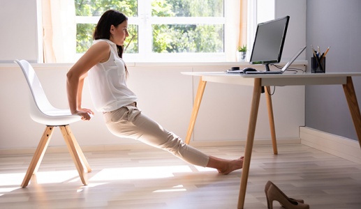 Đánh thức cơ thể với bài tập 5 phút ngay tại bàn làm việc