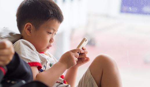 3 nguy cơ sức khỏe khi cho con sở hữu điện thoại quá sớm