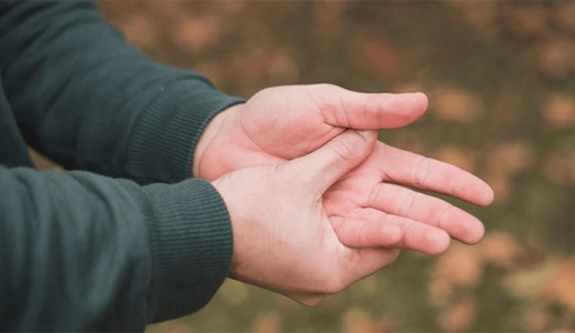 Bị run tay lâu năm, run ngày càng nặng có cách nào cải thiện?