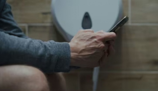 Tuyệt đối không dùng điện thoại khi đi vệ sinh vì lý do bất ngờ