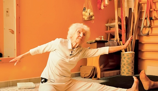 Bí quyết giữ cơ thể dẻo dai của cô giáo yoga 103 tuổi